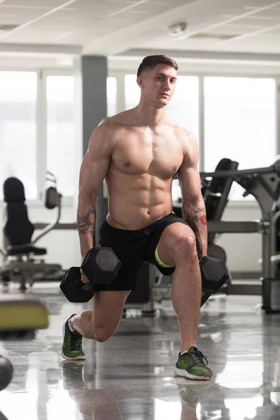 Fitness Man Using Dumbbells Exercising Legs Inside Gym — Stock Photo, Image
