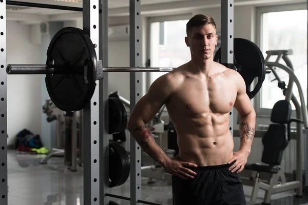 Muscular Man Resting In Gym After Exercise — Stock Photo, Image