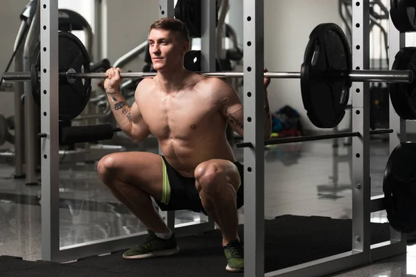 Hombre haciendo ejercicio de peso pesado con barra de pesas —  Fotos de Stock