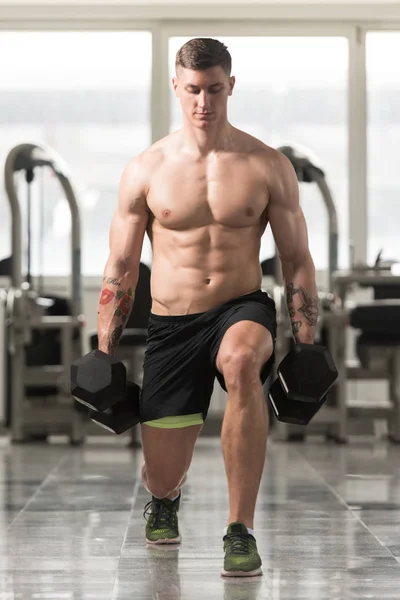Fitness spor salonu içinde bacaklar egzersiz halter kullanan adam — Stok fotoğraf