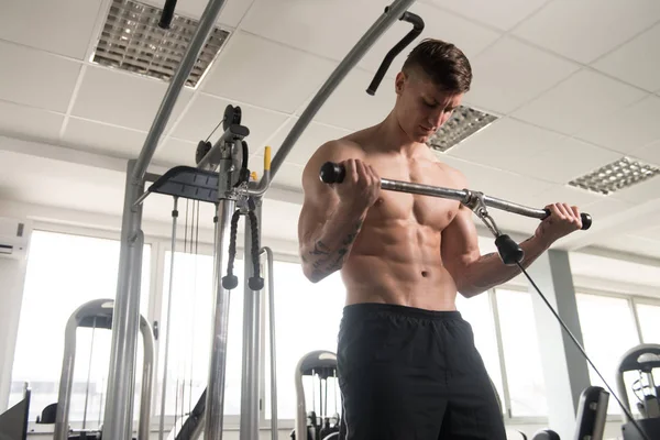 Spor salonunda egzersiz pazı genç adam