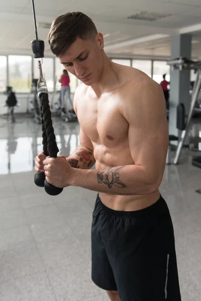 Bodybuilder Exercising Triceps — Stock Photo, Image