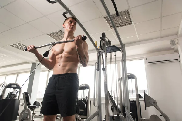 Bodybuilder Exercising Biceps — Stock Photo, Image