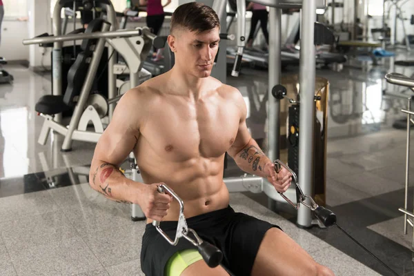 Bodybuilder Exercising Back — Stock Photo, Image