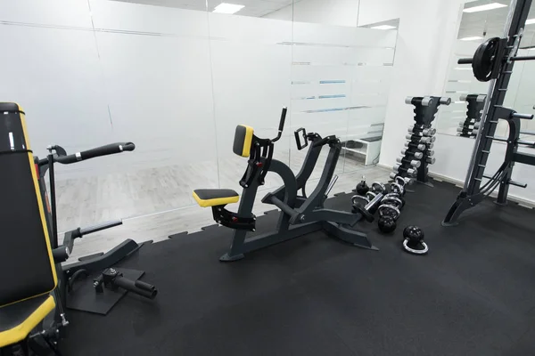 Εξοπλισμός Και Μηχανήματα Στο Σύγχρονο Γυμναστήριο Fitness Center — Φωτογραφία Αρχείου