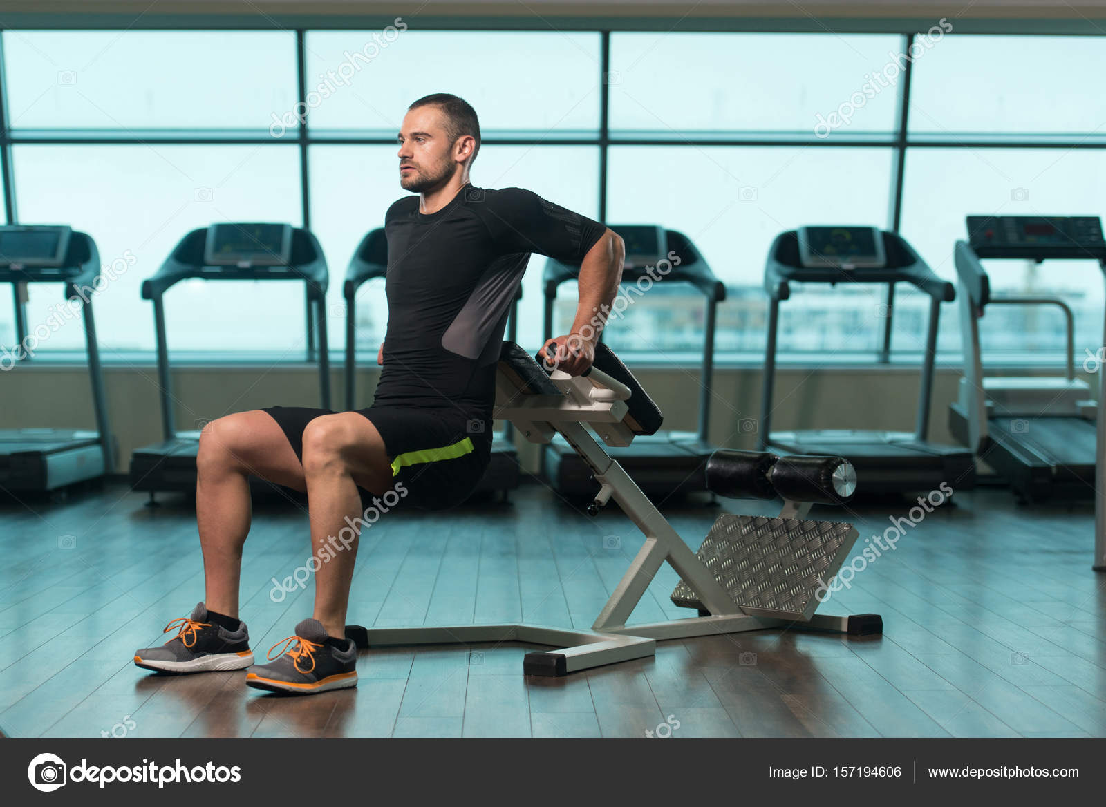 Kadınlar ve erkekler için spor salonunda triceps üzerinde egzersiz Kadınlar ve erkekler için spor salonunda triceps üzerinde egzersiz
