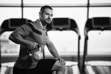 Adam egzersiz su ısıtıcısı çan içinde jimnastik salonu olan