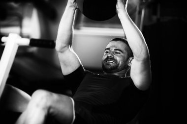 Egzersiz topu ayarlanabilir tezgah ile karın