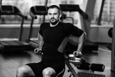 Roma sandalye üzerinde Triceps için egzersiz yaparak eğitmen