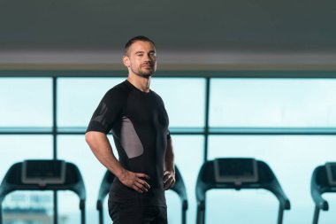 Fitness Merkezi salonunda beyaz eğitmen portresi