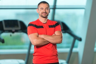 Fitness Merkezi salonunda beyaz eğitmen portresi
