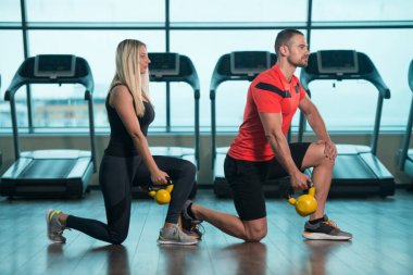 Grup insanlar iş su ısıtıcısı çan ile