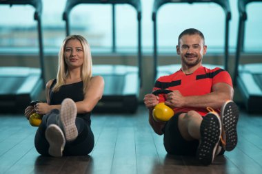 Grup insanlar egzersiz ile su ısıtıcısı çan