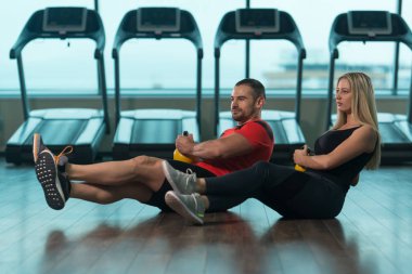 Grup insanlar iş su ısıtıcısı çan ile