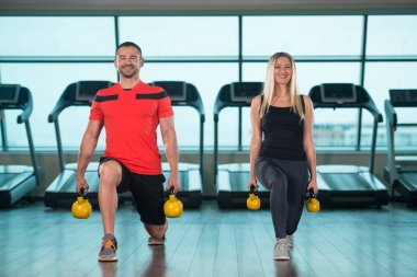 Grup insanlar iş su ısıtıcısı çan ile