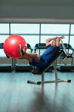 Ayarlanabilir tezgah üzerinde topu ile karın egzersiz