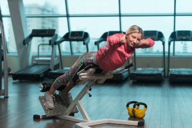 Kadın sırt üstü Roma sandalye için egzersiz yapmak