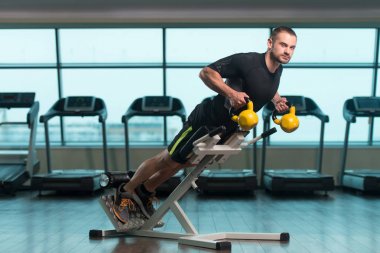 Su ısıtıcısı-bell ile ağır egzersiz yapan erkek