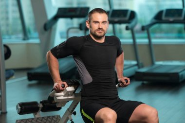 Roma sandalye üzerinde Triceps için egzersiz yaparak eğitmen