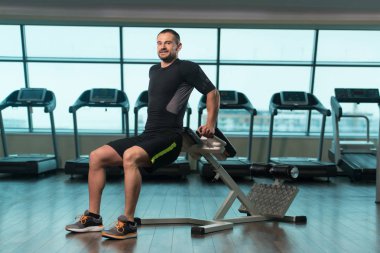 Roma sandalye üzerinde Triceps için egzersiz yapan erkek