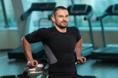 Roma sandalye üzerinde Triceps için egzersiz yapan erkek