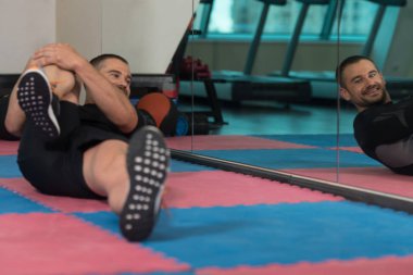 atletik erkek uzanır