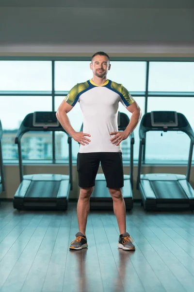 Gespierde Man In sport Outfit In Fitness Center — Stockfoto