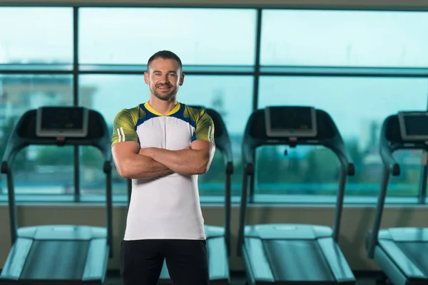 Muskularny mężczyzna w stroju sportowego w centrum Fitness — Zdjęcie stockowe