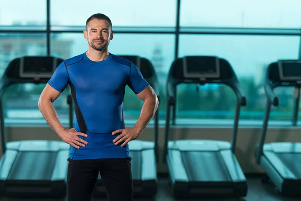Vacker personlig tränare bär sportkläder i gymmet — Stockfoto