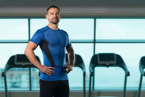 Muskulös Man i sport Outfit i gymmet — Stockfoto