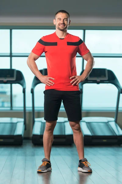 Porträt eines kaukasischen Trainers im Fitnessstudio — Stockfoto