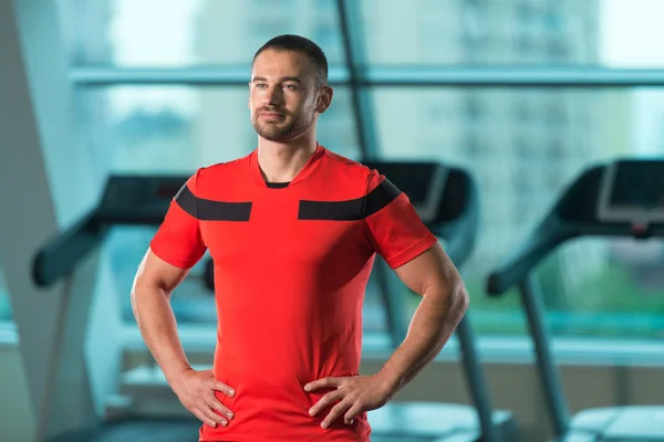 Uomo muscolare in abito sportivo nel centro fitness — Foto Stock