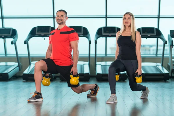 Grupo de pessoas treino com Kettle Bell — Fotografia de Stock