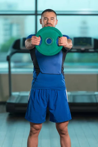 Fitness uomo che fa esercizio per le spalle con pesi — Foto Stock