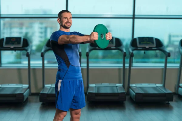 Man van de fitness oefening voor schouders met gewichten doet — Stockfoto