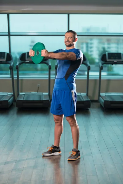 Uomo che fa esercizio fisico pesante per le spalle — Foto Stock