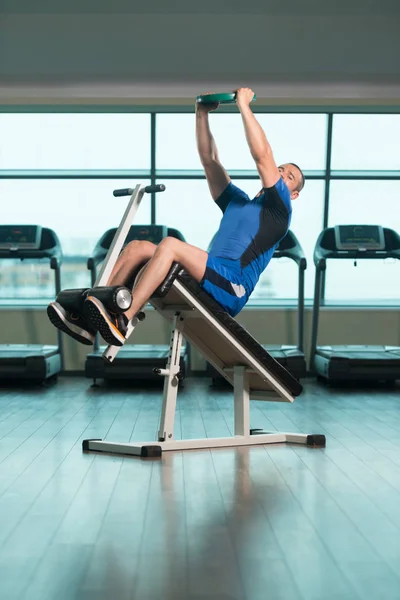 調整可能なベンチに重みを持つ腹筋のための練習 — ストック写真