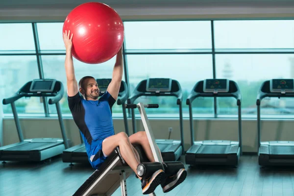 Ejercicio para abdominales con bola en banco ajustable —  Fotos de Stock