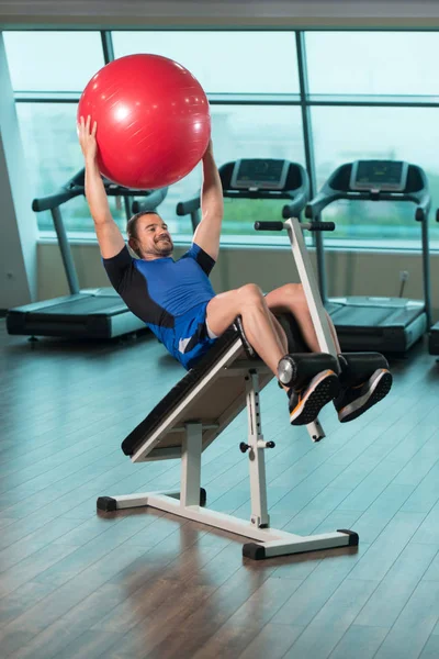 調整可能なベンチにボールと腹部の運動 — ストック写真
