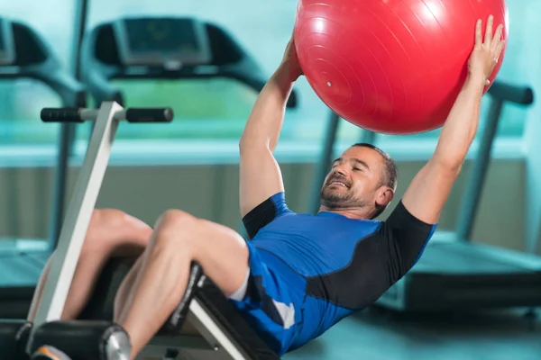 Ejercicio para abdominales con bola en banco ajustable —  Fotos de Stock