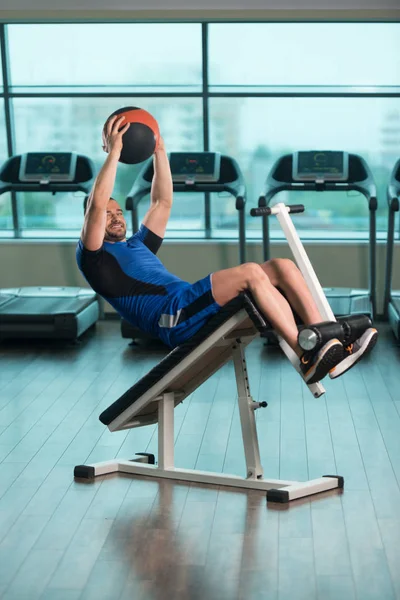 Exercício abdominal com bola no banco ajustável — Fotografia de Stock