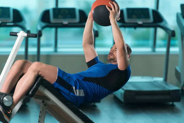 Ejercicio para abdominales con bola en banco ajustable —  Fotos de Stock