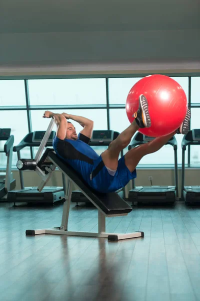 Ćwiczenia dla brzucha z piłką na regulowane ławki — Zdjęcie stockowe