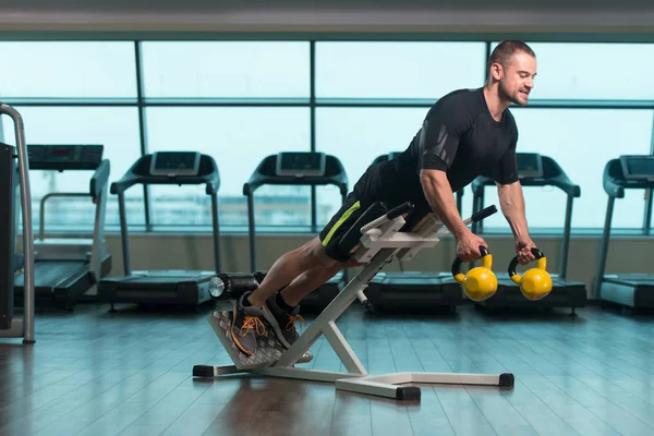 Hombre de fitness haciendo ejercicio con la campana de la tetera — Foto de Stock