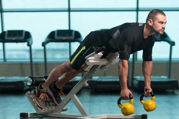 Homem fazendo exercício de peso pesado com Kettle-bell — Fotografia de Stock