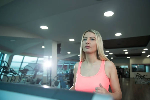 Fitness-Frau beim Training auf dem Laufband — Stockfoto