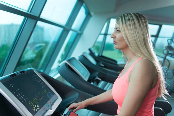 Femme en bonne santé courir sur tapis roulant — Photo