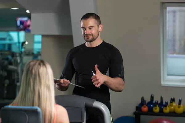 Personal Trainer zeigt dem Kunden ok Zeichen — Stockfoto