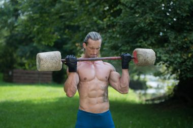 Adam egzersiz el emeği halter açık havada egzersiz ile