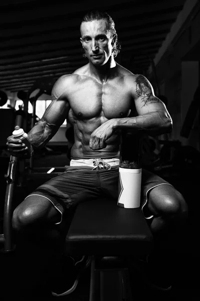 Bodybuilder Posing With Supplements For Copy Space — Stock Photo, Image